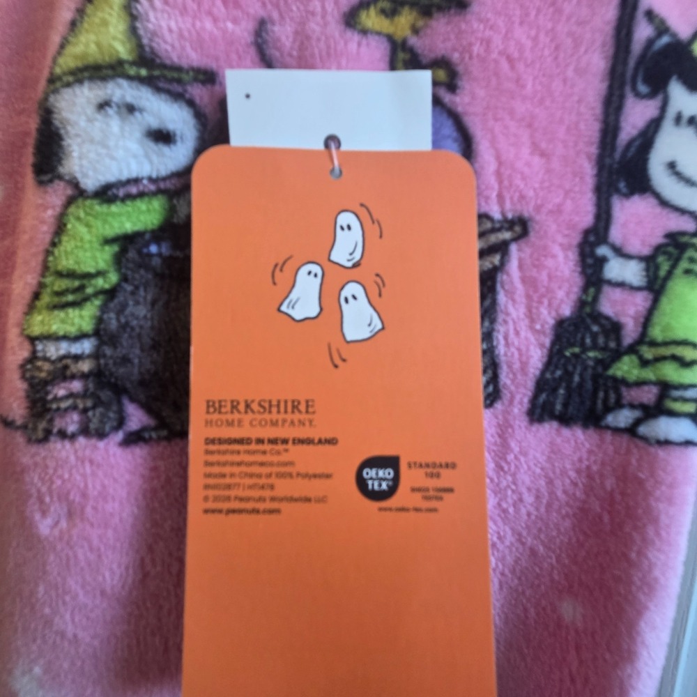 Peanuts Snoopy Halloween Throw Blanket 60x70 Pink Witch New Berkshire Plush - Picture 6 of 6